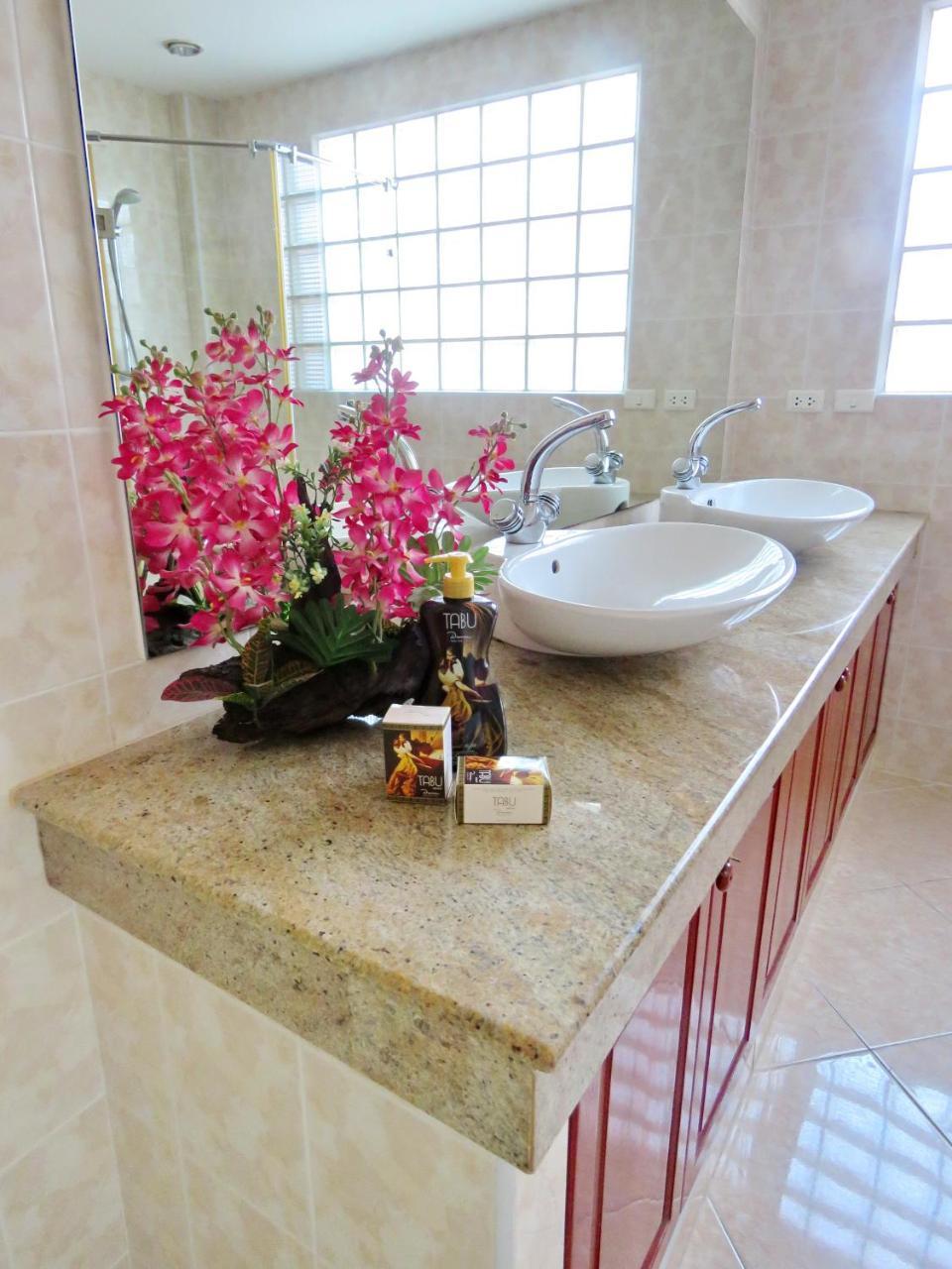 Butterfly Garden Boutique Residences Large Luxury Apts And Villas A Lifetsyle Destination By Neang, Everything You Need All Right Here 1-3 Bedrooms 110 To 190 Sq Mtrs, 2 Full Bathrooms, Rain Shower, Spa Bath, Bbq, Free Wifi, Staff 24-7, Close To Beac Pattaya Eksteriør bilde